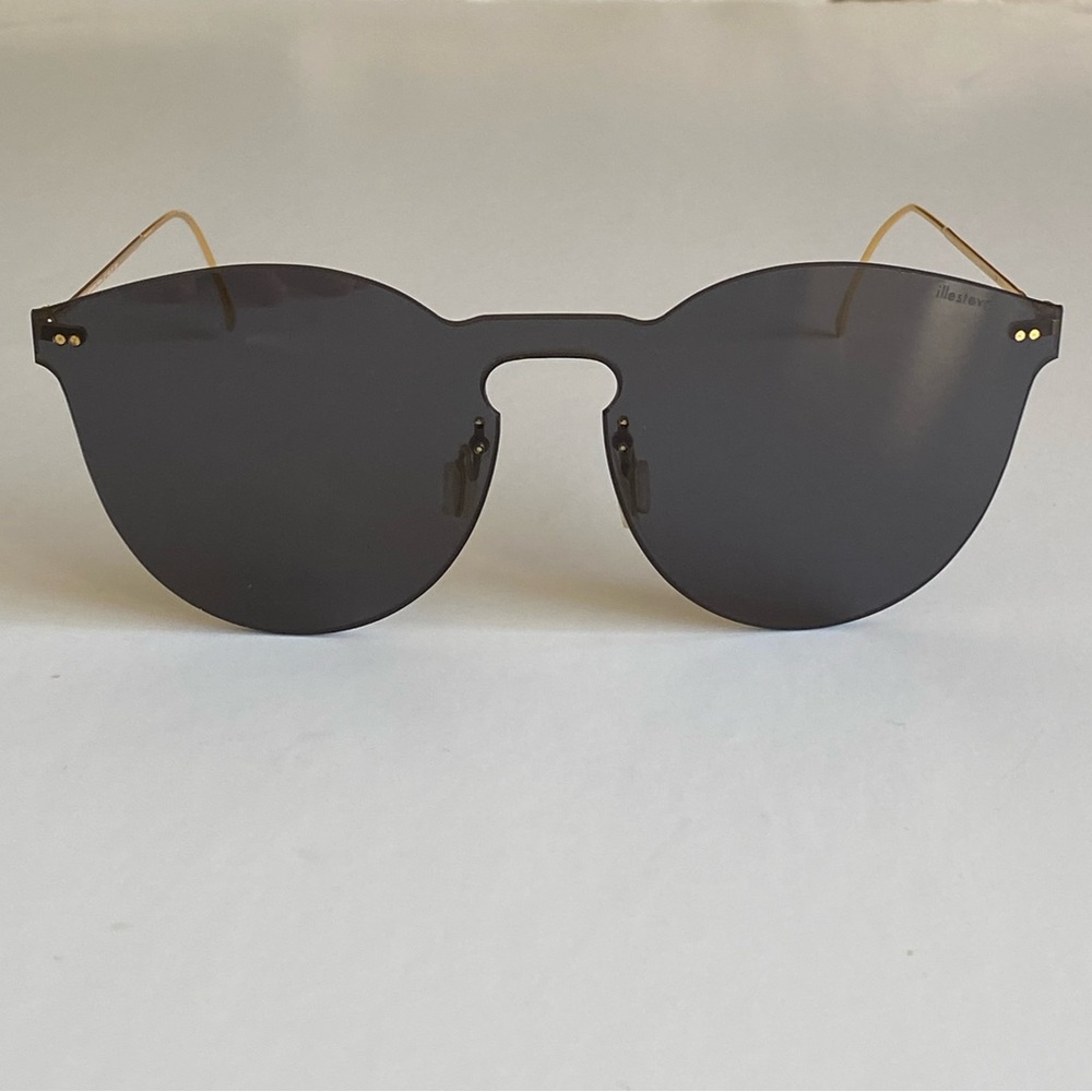 ILLESTEVA LEONARD 53mm sunglasses.  Gently used and in very good condition.
